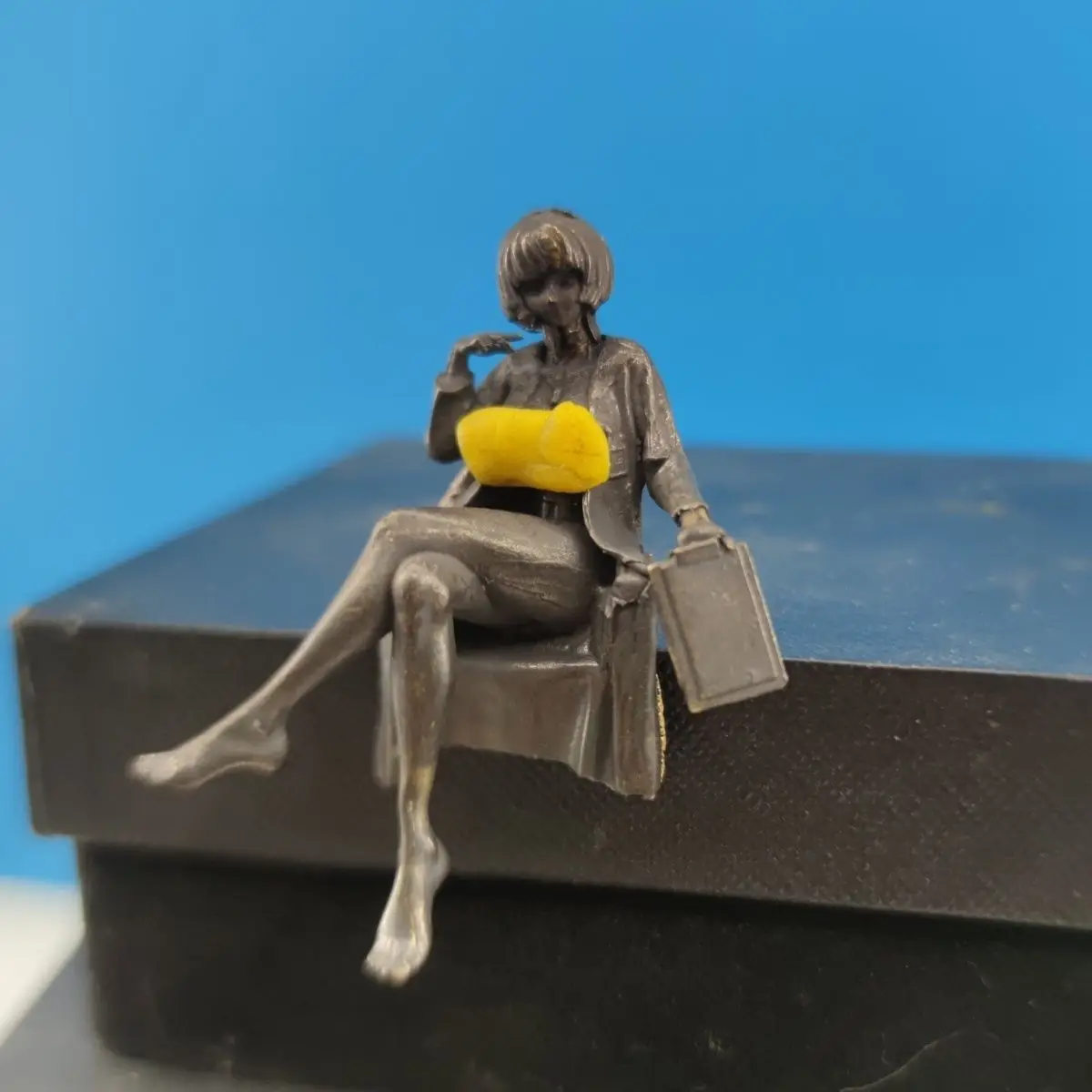 Medical Lab Officer - 6 cm Antyczna Mosiężna Figurka Lekarki